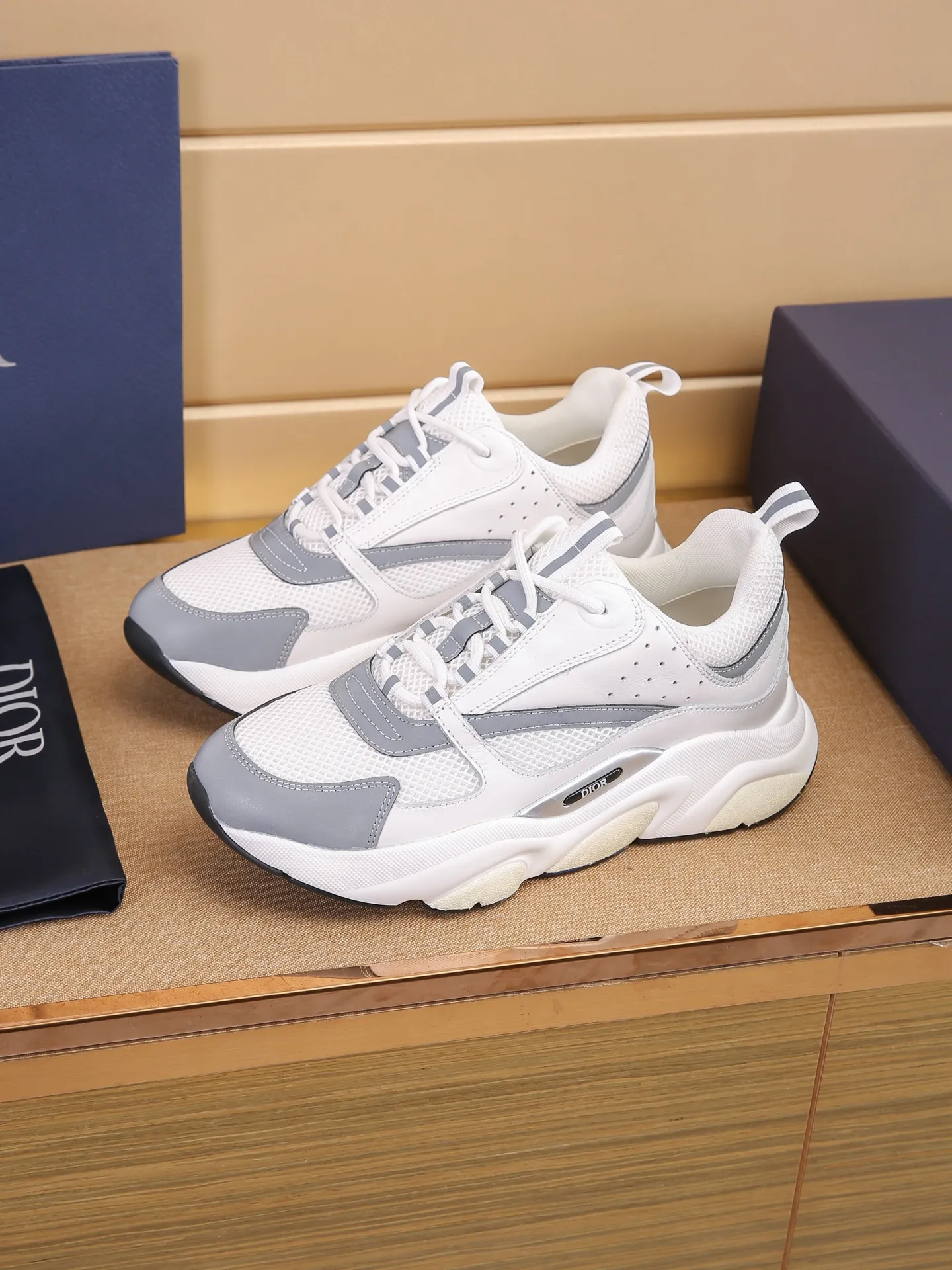 Factory price: 460💰Dior’s top version of D’s b22 men’s sports shoes. Inspired by retro running styles, the chunky low-top silhouette features gray calf leather and blue and white mesh fabric uppers, atop a black, white and blue engraved rubber sole. Nylon ribbon accents the blue mesh tongue and heel counter, and a "dio~" logo appears on the side. Pair it with a suit for a striking contrast and add a sportswear-chic edge to your look. The thick sole can be about 4cm~ Size: 38-45, [46, 47 customized]